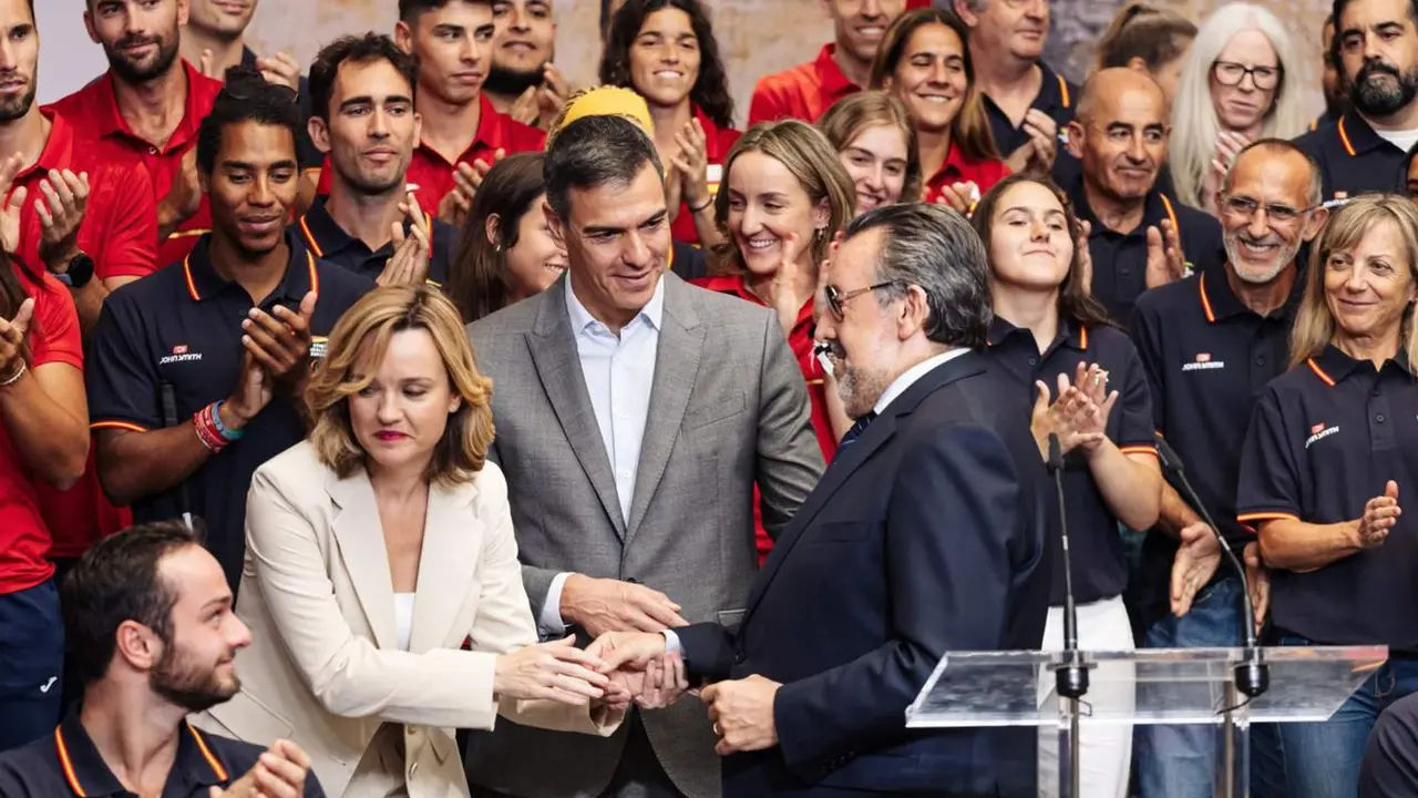  Archivo - (I-D) La ministra de Educaci&oacute;n, Formaci&oacute;n Profesional y Deportes, Pilar Alegr&iacute;a; el presidente del Gobierno, Pedro S&aacute;nchez, y el presidente del Comit&eacute; Paral&iacute;mpico Espa&ntilde;ol y presidente de la ONCE, Miguel Carballeda, durante la recepci&oacute;n que S&aacute;nch - Carlos Luj&aacute;n - Europa Press - Archivo 