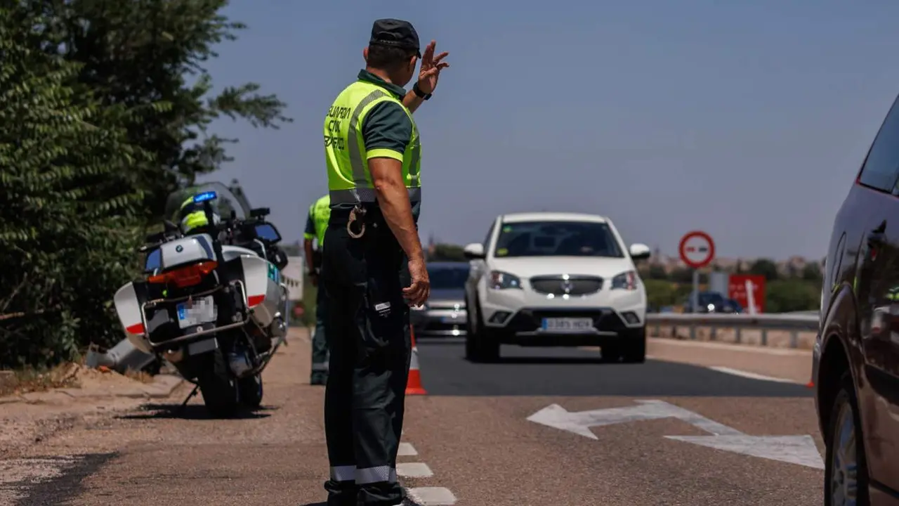  Archivo - Un agente de la Guardia Civil durante un control en la autov&iacute;a A-5, en la primera operaci&oacute;n salida del verano de 2022, a 1 de julio de 2022, en Madrid (Espa&ntilde;a). El dispositivo desplegado por la Direcci&oacute;n General de Tr&aacute;fico (DGT) para la primera - Alejandro Mart&iacute;nez V&eacute;lez - Europa Press - Archivo 