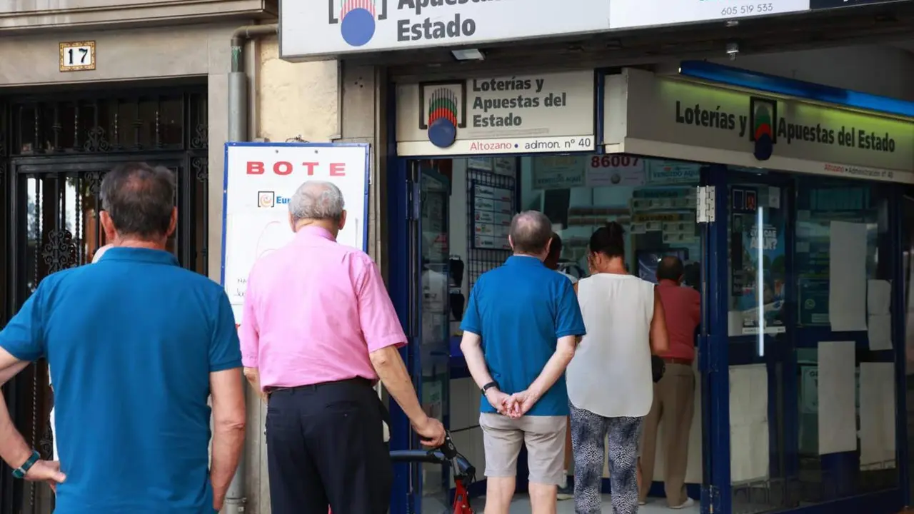  Archivo - Colas para comprar Loter&iacute;a en una administraci&oacute;n de Loter&iacute;as y Apuestas del Estado ubicada en el centro de Sevilla. A 12 de agosto de 2024, en Sevilla (Andaluc&iacute;a, Espa&ntilde;a). - ROC&Iacute;O RUZ / EUROPA PRESS - Archivo 
