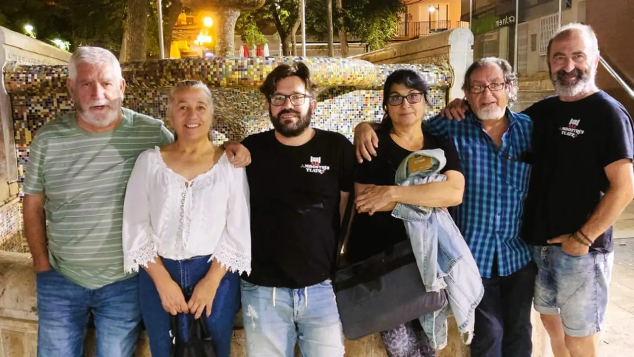  Juan Camacho, autor de la obra 'De mi cuando yo muera' en un paseo por Valdepe&ntilde;as, junto a amigos, actores y director de la obra | NP Grupo Oretania 
