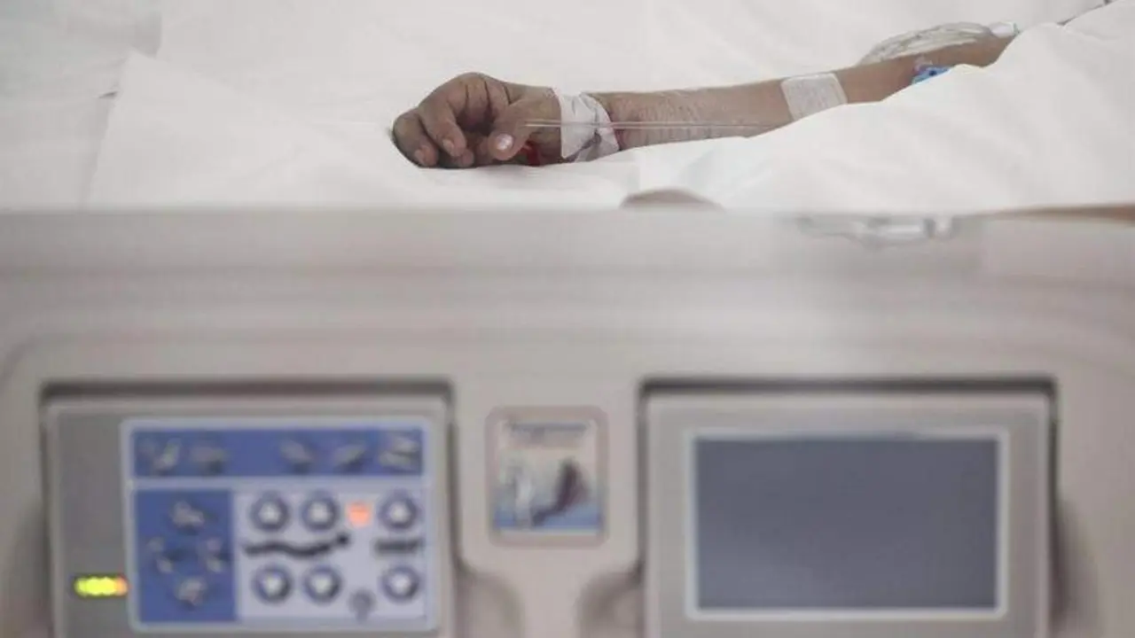  Archivo - Mano de un enfermo con v&iacute;a subcut&aacute;nea en una cama de la UCI del Hospital de Emergencias Isabel Zendal, Madrid (Espa&ntilde;a), a 20 de enero de 2021. - Eduardo Parra - Europa Press - Archivo 