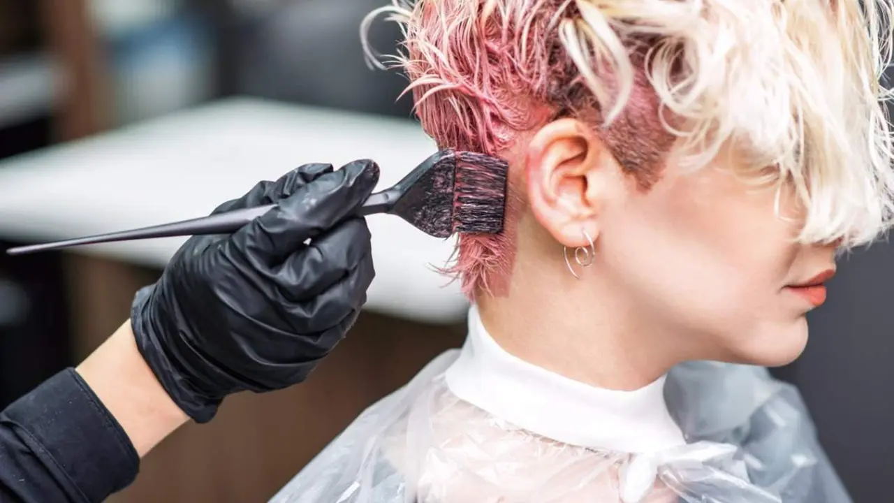  Mujer ti&ntilde;&eacute;ndose el pelo en una peluquer&iacute;a, tinte. - OKSKUKURUZA | EP 
