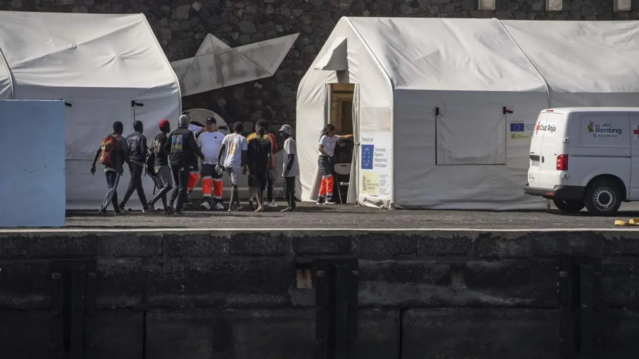  Migrantes desembarcan de un primer cayuco a su llegada al puerto de La Restinga, a 22 de agosto de 2024, en El Hierro, Canarias (Espa&ntilde;a). El primer cayuco que ha llegado a la isla contaba con 188 migrantes, entre ellos 14 mujeres. Tras el desembarco varia - Antonio Sempere - Europa Press 