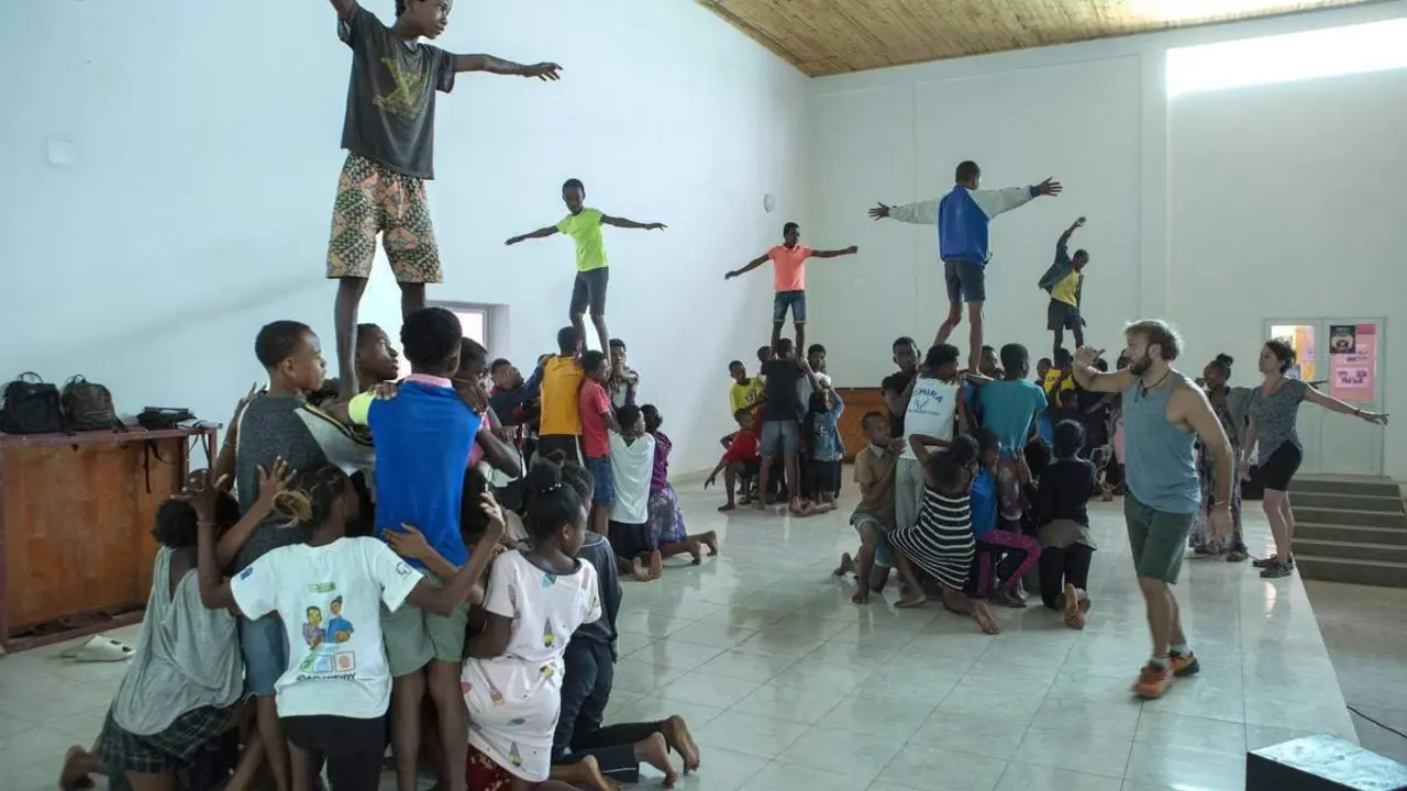  Carlos Martos dirige uno de los ensayos de la &oacute;pera solidaria en Tulear (Madagascar), gracias a la ONG &Oacute;pera Sin Fronteras. - BENITO PAJARES (&Oacute;PERA SIN FRONTERAS) | EP 