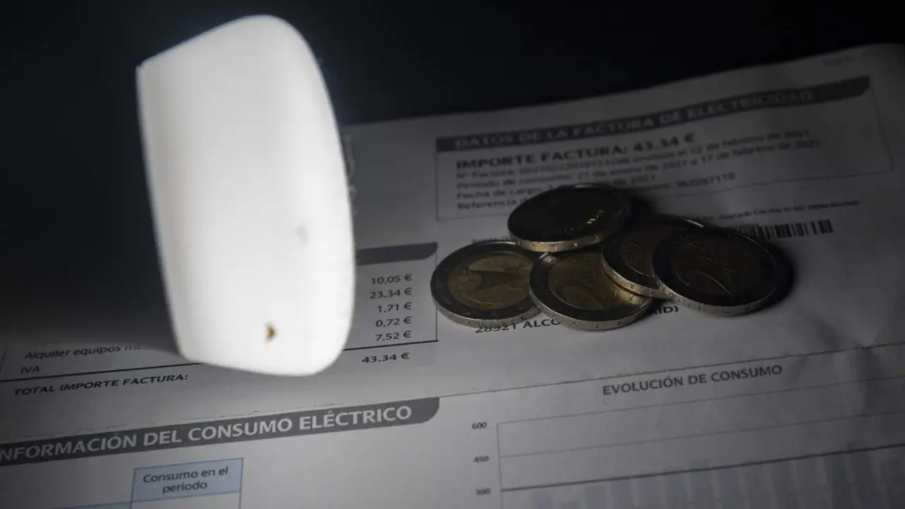  Archivo - Una l&aacute;mpara refleja el importe de una factura el d&iacute;a en que el precio de la luz ha marcado un m&iacute;nimo por primera vez en dos meses, a 27 de diciembre de 2021, en Madrid, (Espa&ntilde;a). - Eduardo Parra - Europa Press - Archivo 