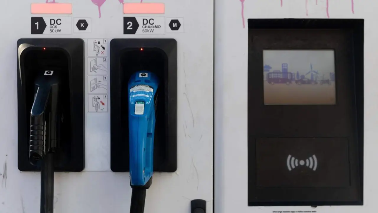  Archivo - Punto de carga para veh&iacute;culos el&eacute;ctrico. - Eduardo Parra - Europa Press - Archivo 