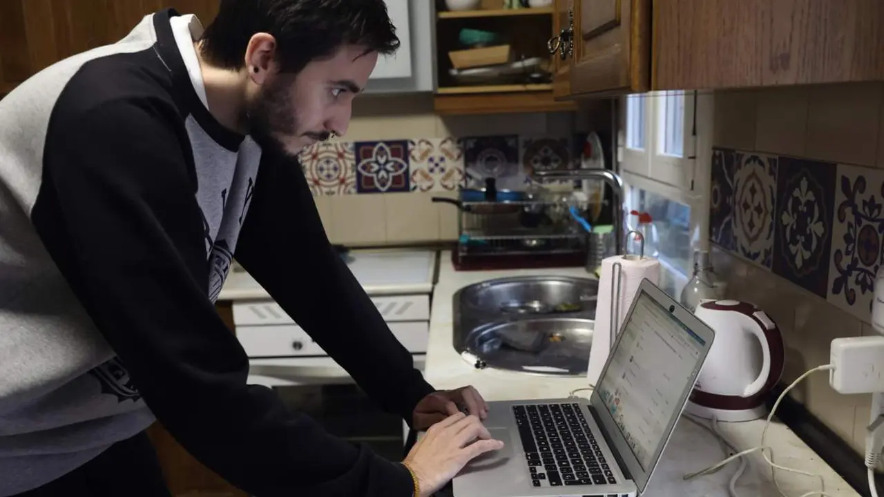  Archivo - Una persona teletrabajando en la cocina de su domicilio - Eduardo Parra - Europa Press - Archivo 
