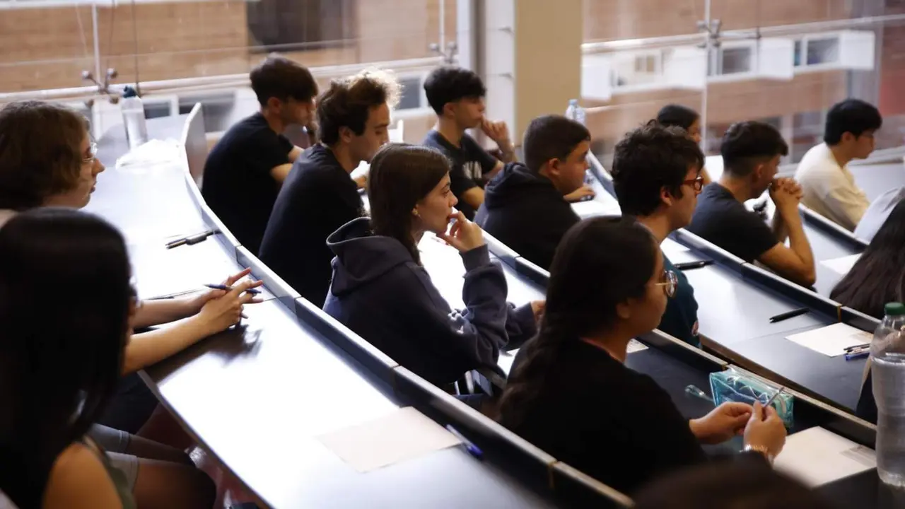  Archivo - Estudiantes en un aula el primer d&iacute;a de los ex&aacute;menes de selectividad, en la UPF Ciutadella, a 4 de junio de 2024, en Barcelona, Catalunya (Espa&ntilde;a). - Kike Rinc&oacute;n - Europa Press - Archivo 