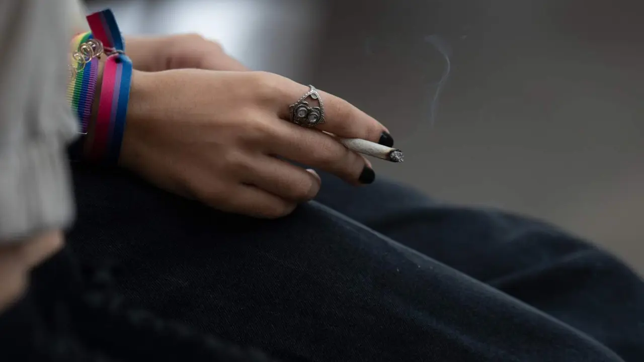  Archivo - Varios j&oacute;venes fuman en las inmediaciones del colegio Pia Balmes, que la nueva normativa del Govern convertir&aacute;n en espacio libre de humo, a 23 de septiembre de 2022, en Barcelona, Catalunya (Espa&ntilde;a). - David Zorrakino - Europa Press - Archivo 