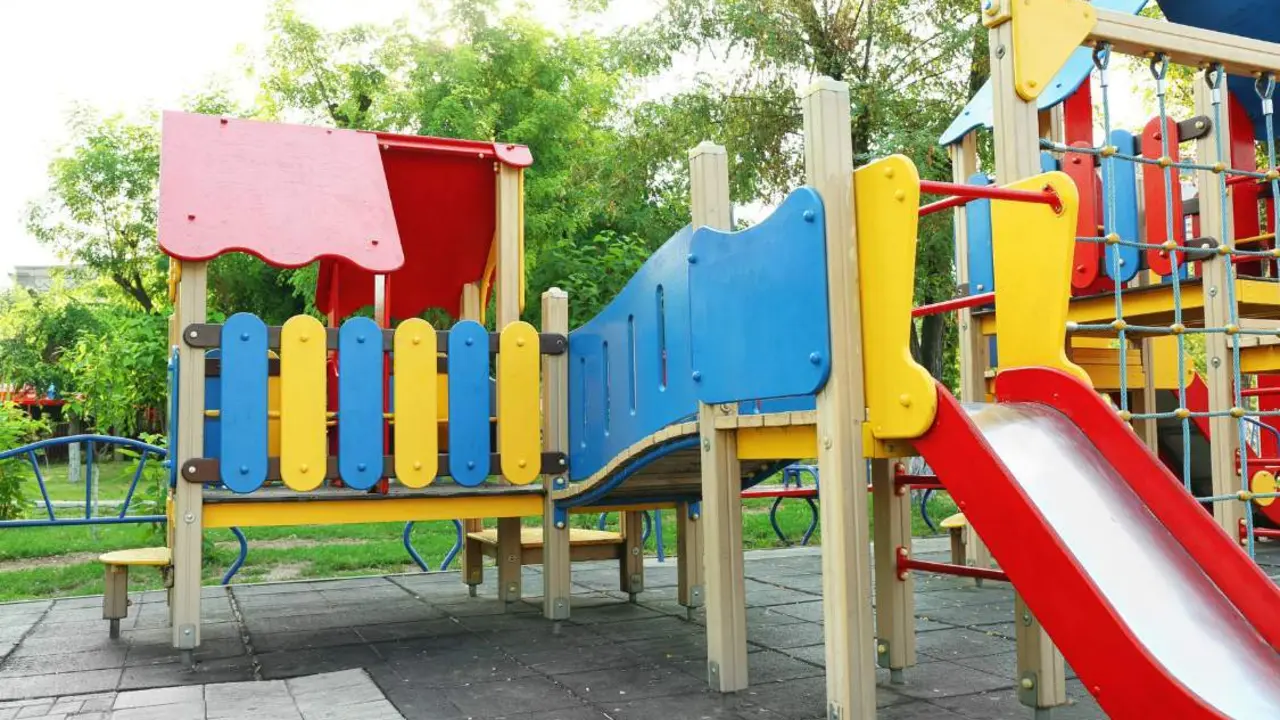  Parque infantil (ENAC) 