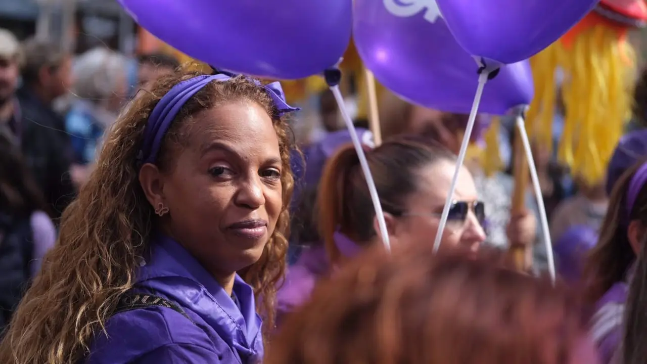  Archivo - Una mujer participa en una manifestaci&oacute;n convocada por la Plataforma 8M en la Plaza Tarraco por el 8M, D&iacute;a Internacional de la Mujer, a 8 de marzo de 2023, en Tarragona, Catalunya (Espa&ntilde;a). - Fabi&aacute;n A. Pons - Europa Press - Archivo 
