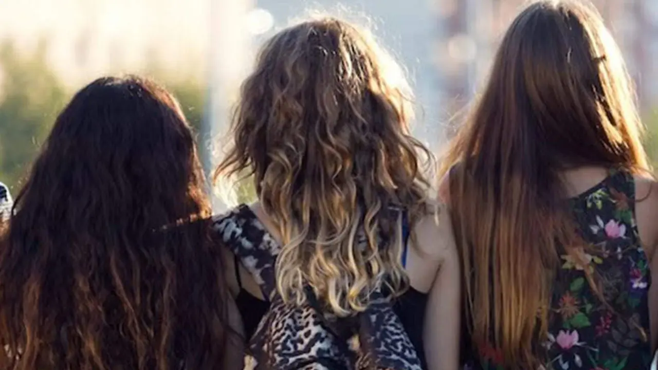  Tres j&oacute;venes de etnia gitana paseando 