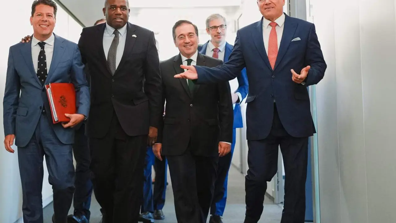  El ministro principal de Gibraltar, Fabian Picardo; el ministro de Exteriores brit&aacute;nico, David Lammy; el ministro de Exteriores espa&ntilde;ol, Jos&eacute; Manuel Albares; y el vicepresidente de la Comisi&oacute;n Europea Maros Sefcovic antes de su reuni&oacute;n en Bruselas - BEN DANCE / FCDO 