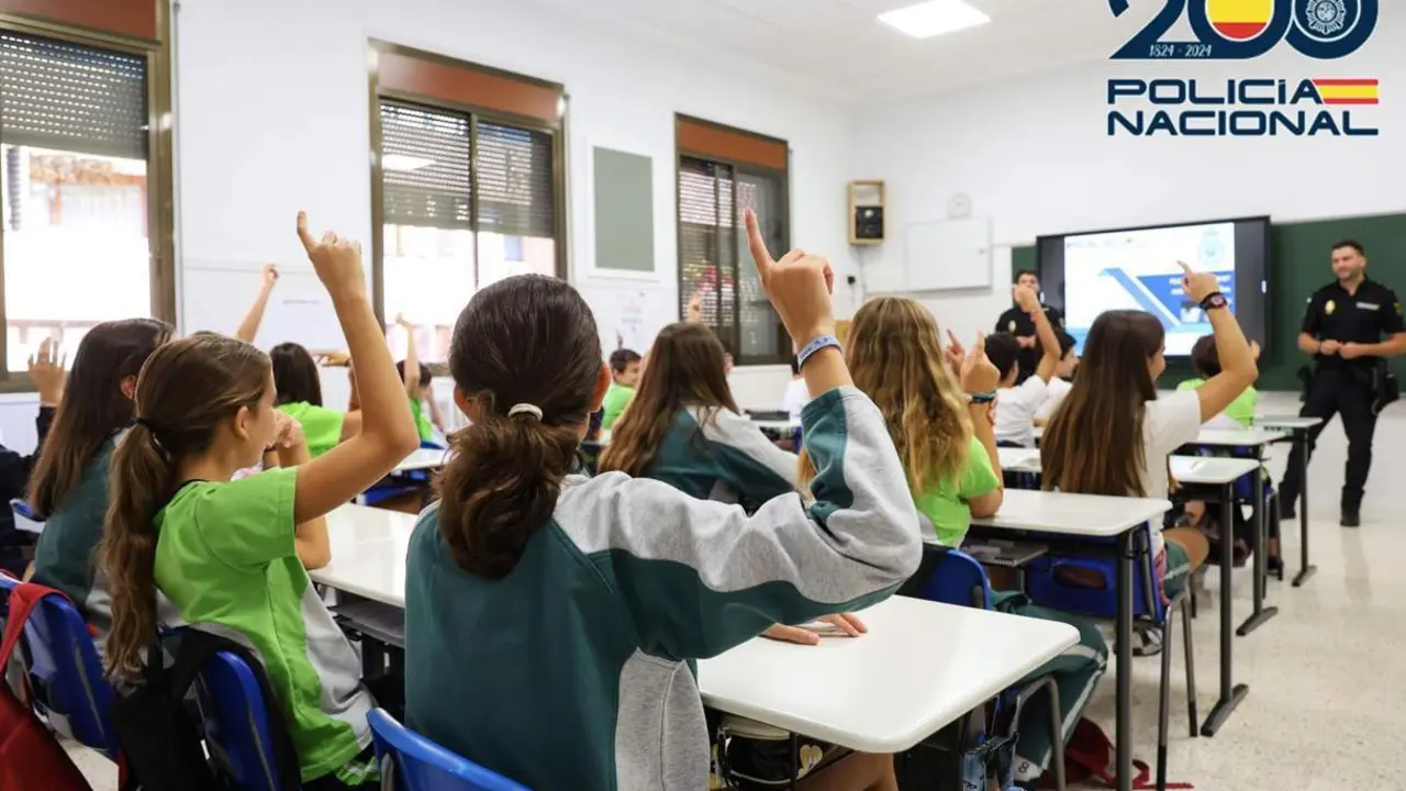  La Polic&iacute;a Nacional retoma sus charlas educativas en los colegios contra el acoso. - POLIC&Iacute;A NACIONAL | EP 