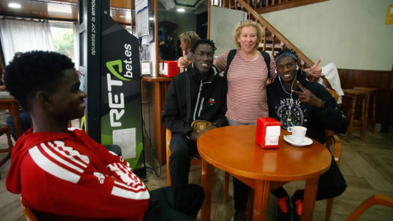  Tres de los migrantes procedentes de Canarias que llegaron hace un mes a Monterroso (Lugo) con una vecina de la localidad, Milagros - CARLOS CASTRO/EUROPA PRESS 