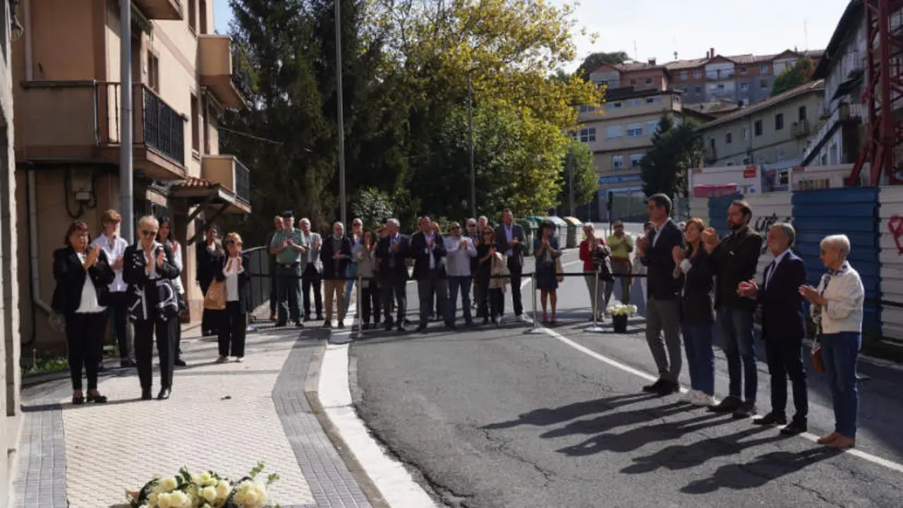  San Sebasti&aacute;n Coloca Dos Placas En Memoria De Los Guardias Civiles Antonio Pastor Y Mois&eacute;s Cordero - AYUNTAMIENTO DONOSTIA / EP 