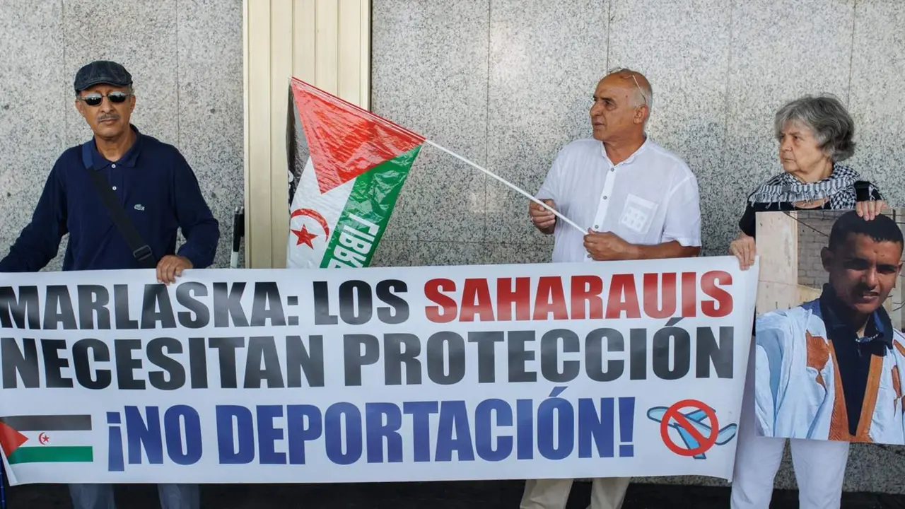  Varias personas apoyan con pancartas a los saharauis que piden asilo en el aeropuerto Adolfo Su&aacute;rez Madrid-Barajas - Alejandro Mart&iacute;nez V&eacute;lez - Europa Press 