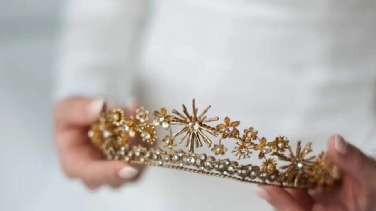  Consejos para llevar una tiara de novia seg&uacute;n dos expertas en estas piezas artesanales 