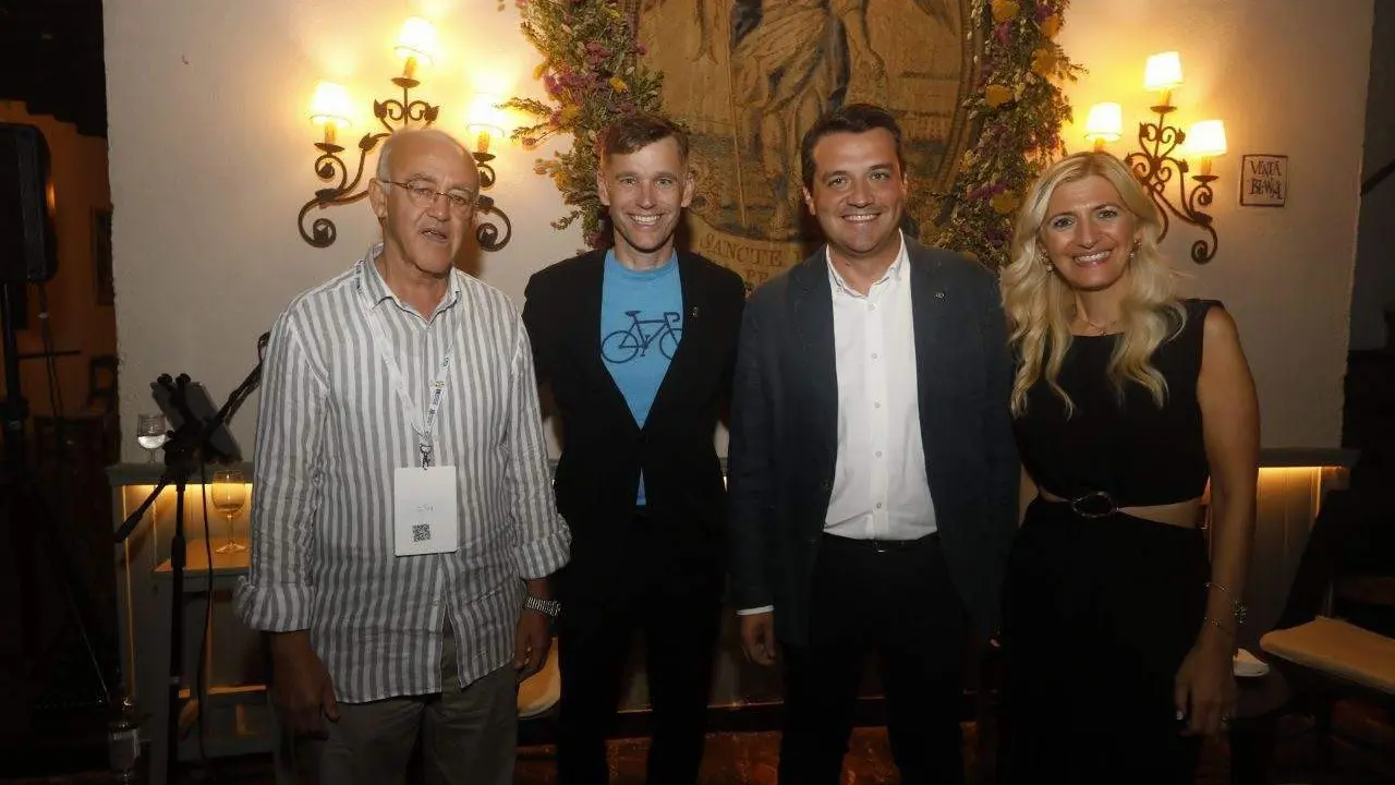  En la imagen, junto al alcalde de C&oacute;rdoba y a la delegada de Centro Hist&oacute;rico, de izquierda a derecha, Mohamed Benchekroun, representante del Ayuntamiento de Marrakech encargado de la OCPM, y el presidente de la OCPM,  Bruno Marchand. 