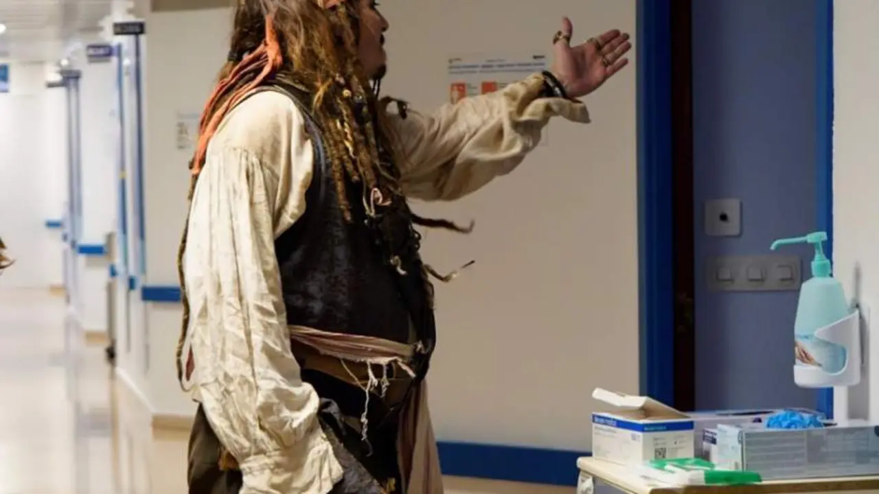  El actor Johnny Depp visita a los ni&ntilde;os del hospital Donostia caracterizado como el capit&aacute;n Jack Sparrow. - IREKIA 