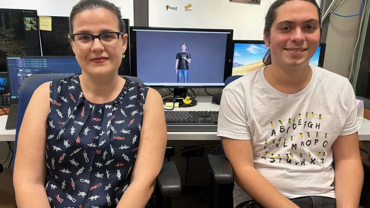  Los investigadores de la UA Ester Mart&iacute;nez y Francisco Morillas en su despacho 