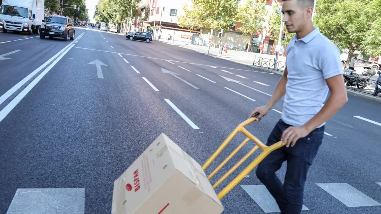  Archivo - Un hombre traslada una caja con material en una carretilla. - Jes&uacute;s Hell&iacute;n - Europa Press - Archivo 