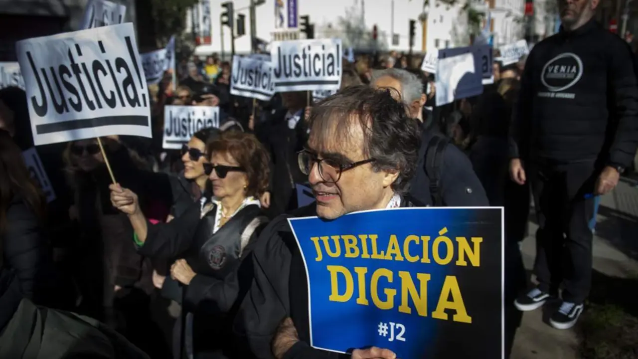  Archivo - Varias personas protestan durante una manifestaci&oacute;n de abogados y procuradores. - Juan Barbosa - Europa Press - Archivo 