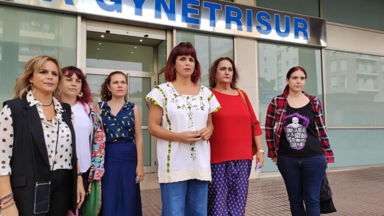  La portavoz de Adelante Andaluc&iacute;a, Teresa Rodr&iacute;guez (centro), a las puertas de una cl&iacute;nica donde se realizan abortos. - ADELANTE ANDALUC&Iacute;A | EP 