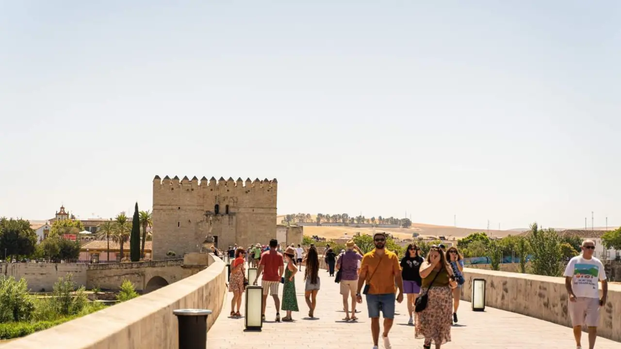  Archivo - Turistas y cordobeses se resguardan del sol para hacer frente a las altas temperaturas registradas en C&oacute;rdoba. - Guillermo Morales - Europa Press - Archivo 