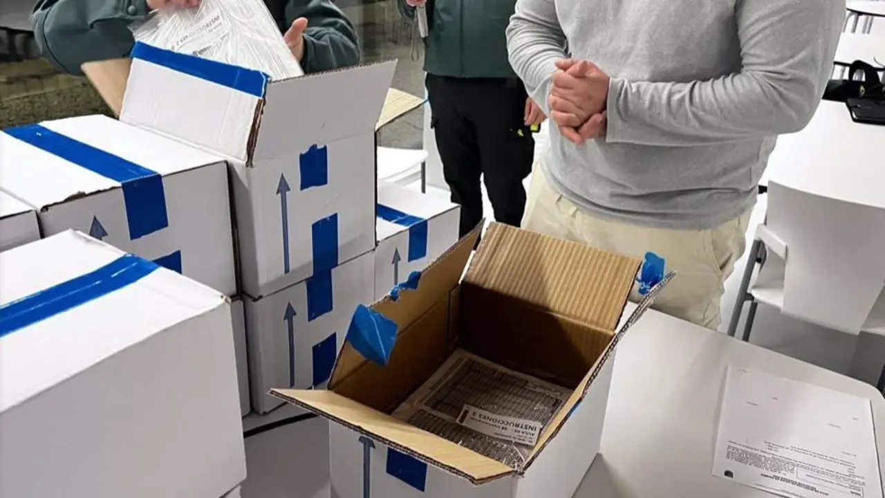  Agentes de la Guardia Civil custodian y comprueban las cajas que contienen las pruebas de oposici&oacute;n para ingresar al Instituto Armado - GUARDIA CIVIL | EP 