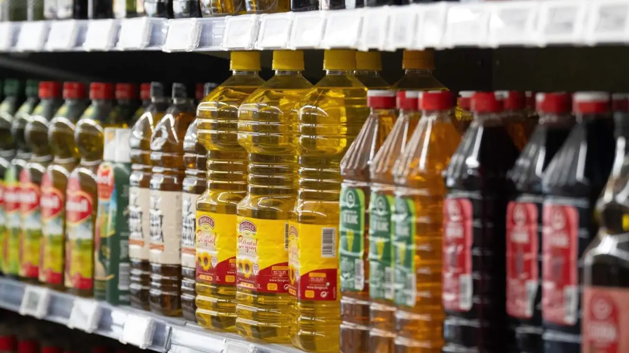  Archivo - Varias botellas de aceite en un lineal del supermercado - David Zorrakino - Europa Press - Archivo 