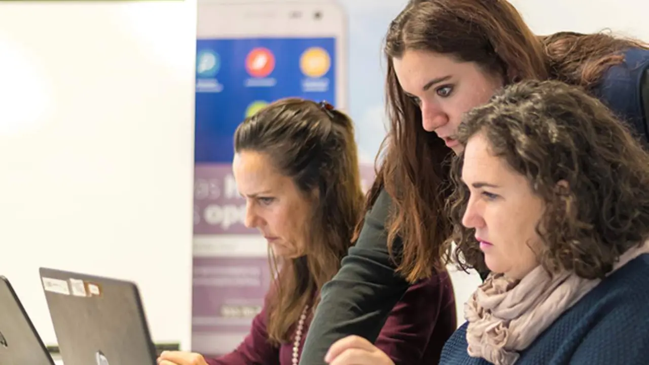  Participantes en un curso de capacitaci&oacute;n digital (Archivo). 