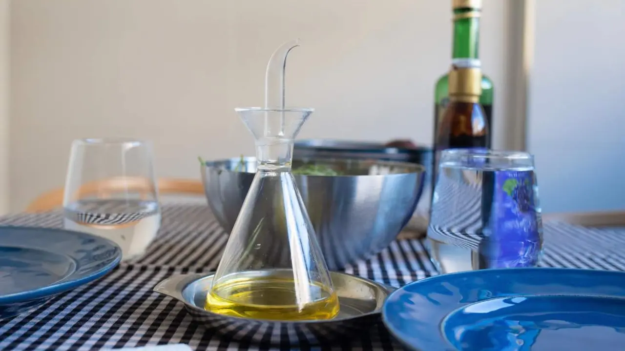  Archivo - Una aceitera en una mesa, a 21 de junio de 2024, en Barcelona, Catalunya (Espa&ntilde;a). - David Zorrakino - Europa Press - Archivo 