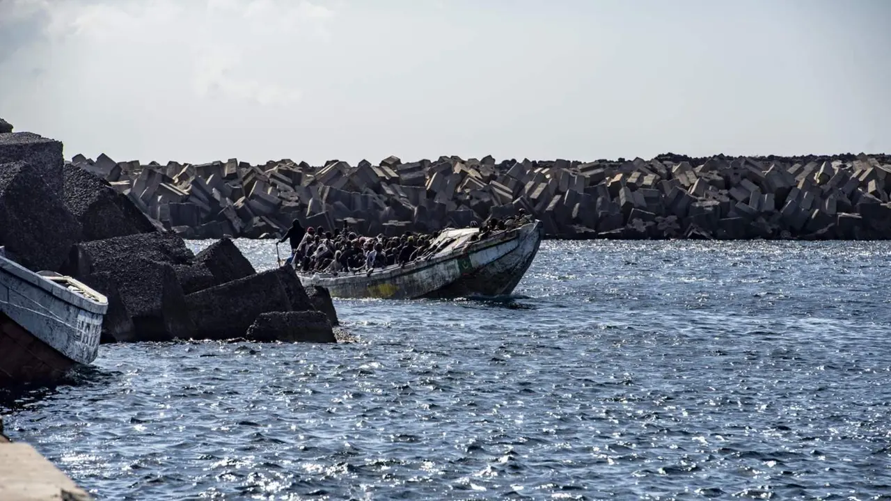  Varios migrantes a su llegada al puerto de La Restinga, a 22 de septiembre de 2024, en El Hierro, Canarias (Espa&ntilde;a) - Antonio Sempere - Europa Press 