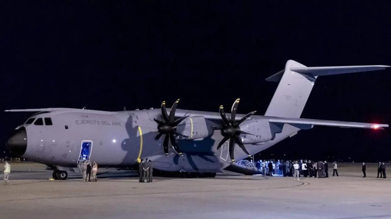  Archivo - EP- Selecci&oacute;n fotos 2021: Varios afganos llegan a la Base A&eacute;rea de Torrej&oacute;n de Ardoz, en el primer vuelo con refugiados afganos procedente de Islamabad a 11 de octubre de 2021, en Torrej&oacute;n de Ardoz, Madrid (Espa&ntilde;a). - A. P&eacute;rez Meca - Europa Press - Archivo 