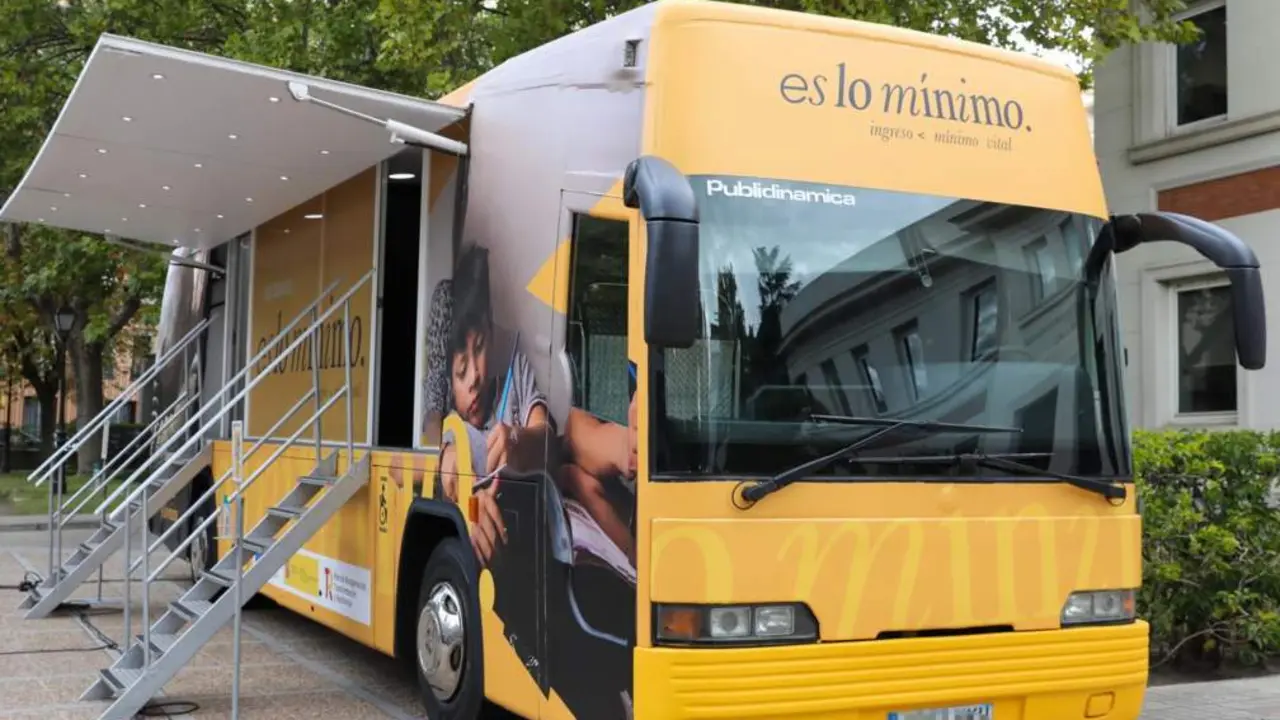  Archivo - Un autob&uacute;s informativo del Ingreso M&iacute;nimo Vital. - Marta Fern&aacute;ndez Jara - Europa Press - Archivo 