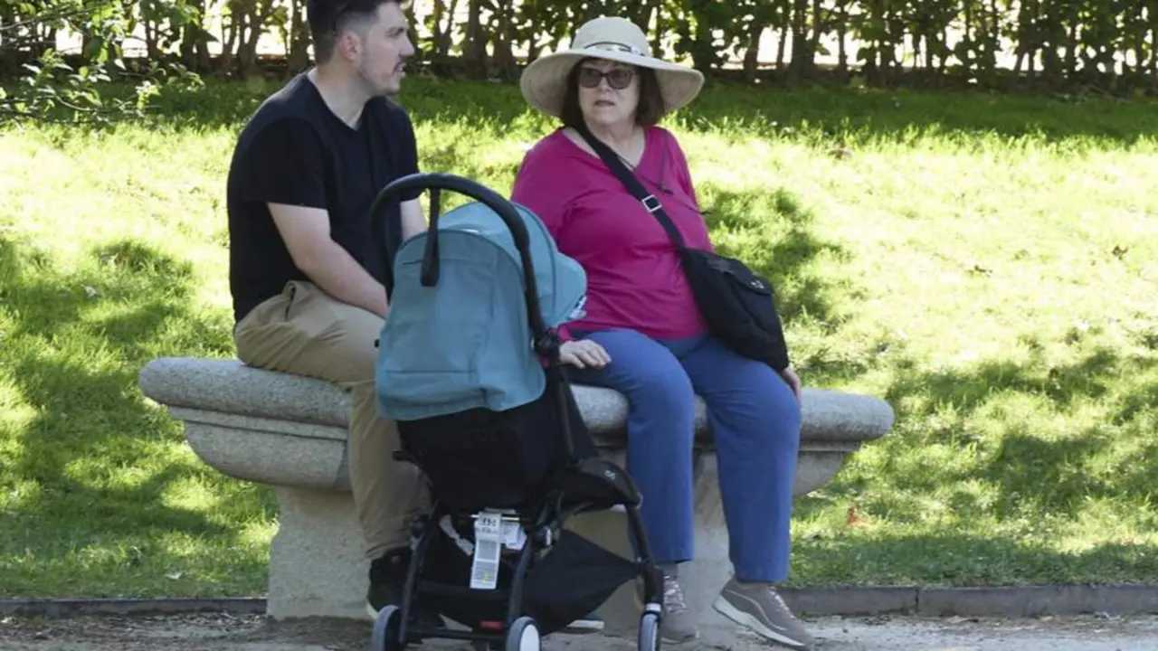  Archivo - Un hombre y una mujer con un carrito de beb&eacute; en el parque de El Retiro. - Jes&uacute;s Hell&iacute;n - Europa Press - Archivo 