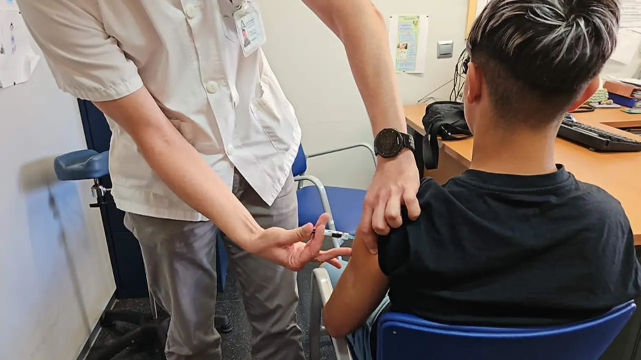  Un adolescente recibe la vacuna contra el Virus del Papiloma Humano 