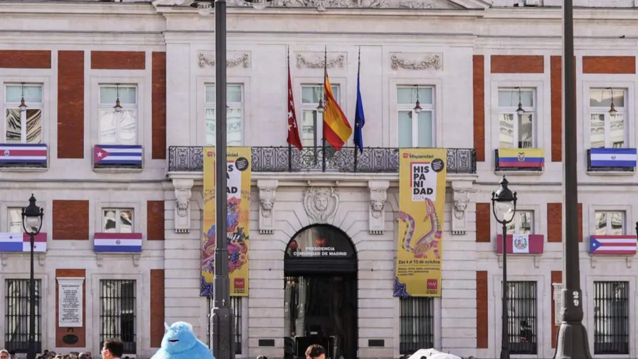  Arranca Hispanidad 2024 con la Real Casa de Correos engalanada con las banderas de las 32 nacionalidades participantes - COMUNIDAD DE MADRID | EP 