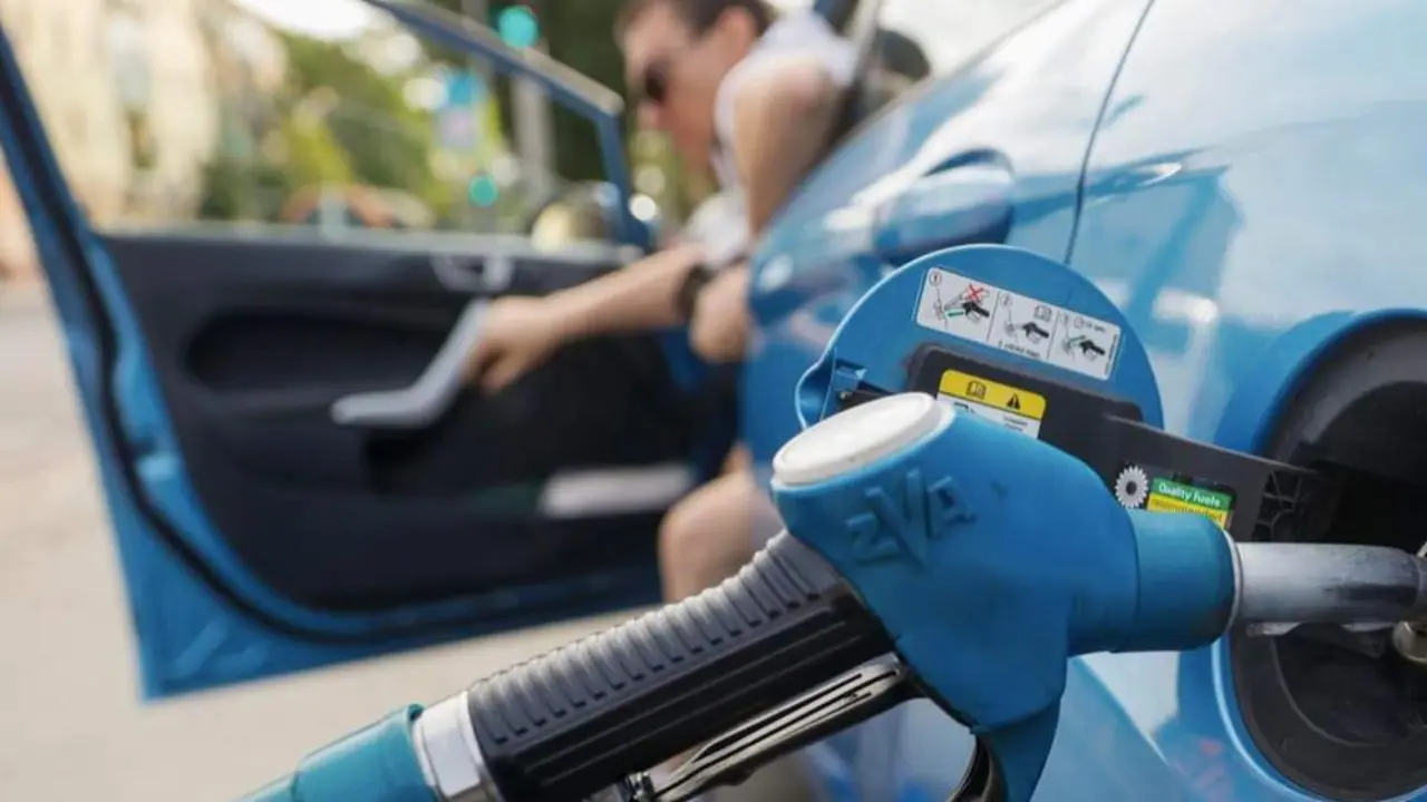  Una persona baja de su veh&iacute;culo en una gasolinera. EFE/MARISCAL | EP 