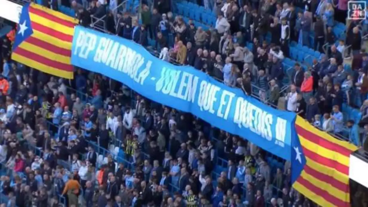  La afici&oacute;n del Manchester City intenta convencer a Pep Guardiola de renovar con dos esteladas y una pancarta en catal&aacute;n - DAZN | 20 minutos 