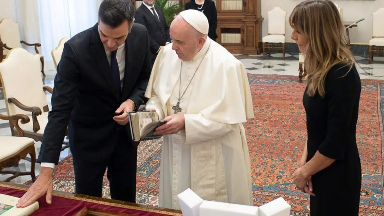  Archivo - El presidente del Gobierno, Pedro S&aacute;nchez, intercambia regalos con el Papa durante su visita en el Vaticano, acompa&ntilde;ado de su esposa Bego&ntilde;a G&oacute;mez. A 24 de octubre de 2020 en el Vaticano - PONTIFEX - Archivo 