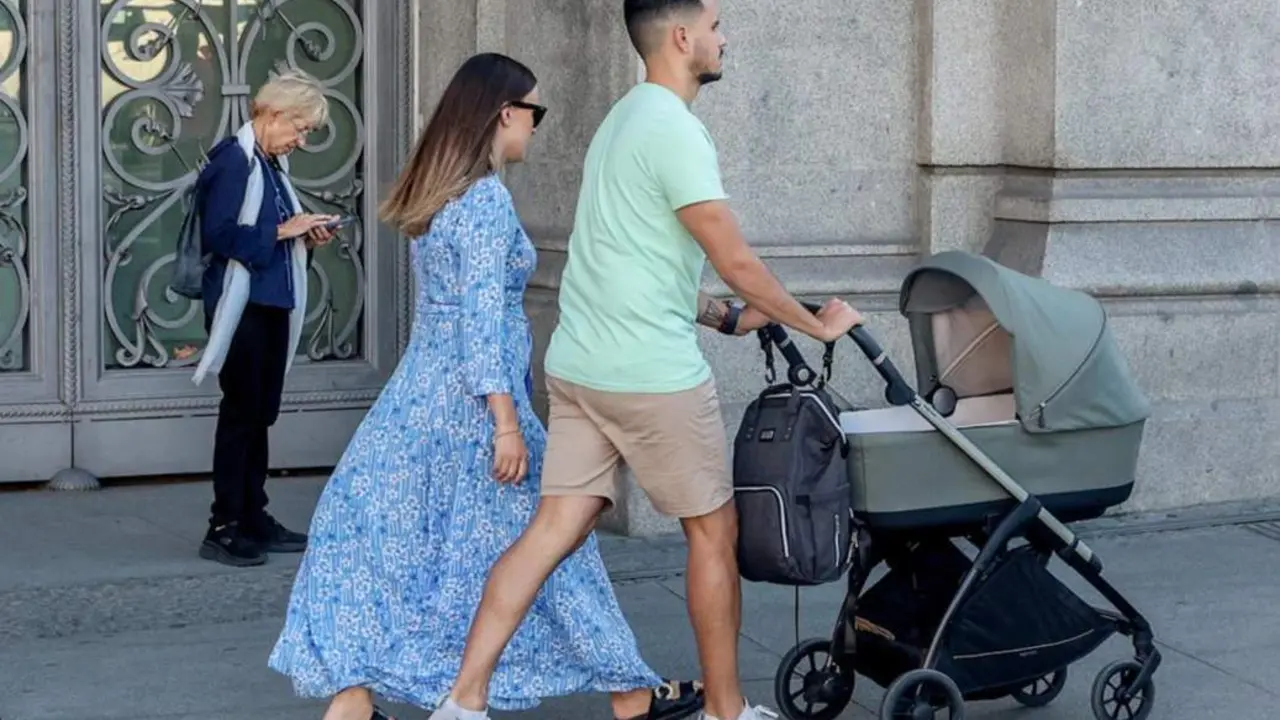  Una pareja pasea un carrito de beb&eacute;. - Ricardo Rubio - Europa Press 
