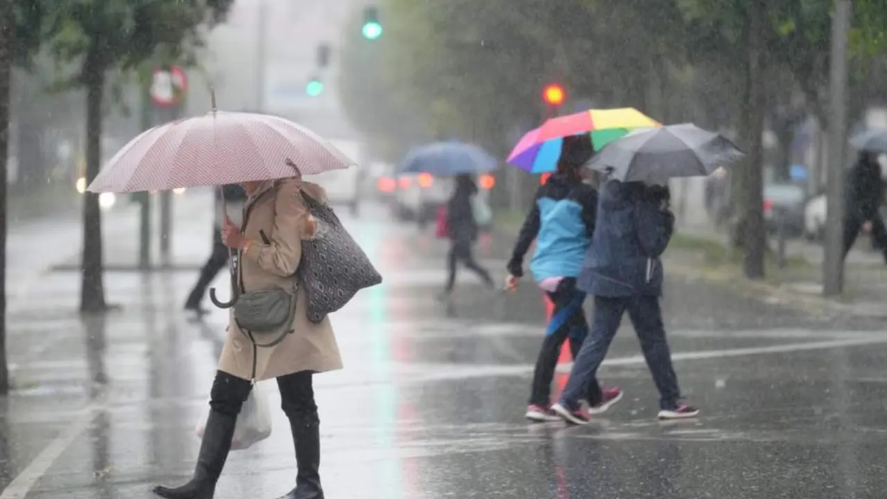  Varias personas caminan bajo la lluvia, - &Aacute;lvaro Ballesteros - Europa Press 