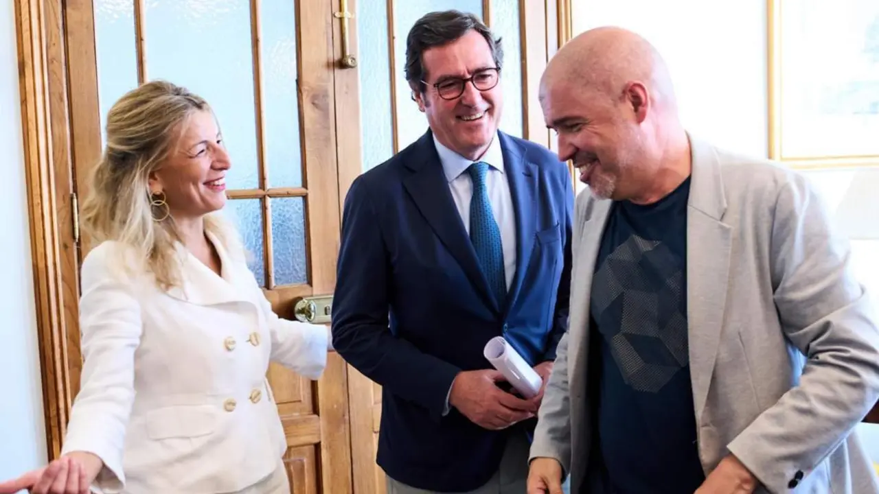  Archivo - (I-D) La vicepresidenta segunda y l&iacute;der de SUMAR, Yolanda D&iacute;az; el presidente de la CEOE, Antonio Garamendi, y el secretario general de CCOO, Unai Sordo. - Juanma Serrano - Europa Press - Archivo 