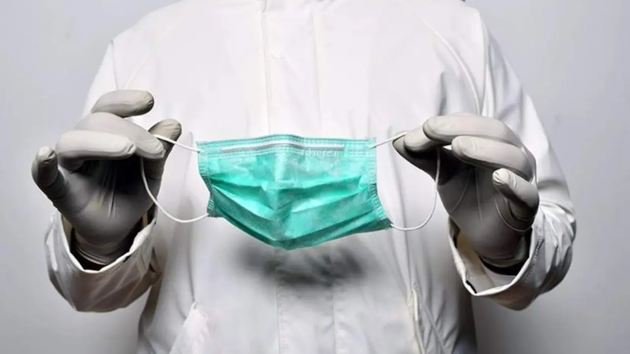  Un m&eacute;dico sostiene una mascarilla en sus manos - JUNTA DE ANDALUC&Iacute;A - Archivo 