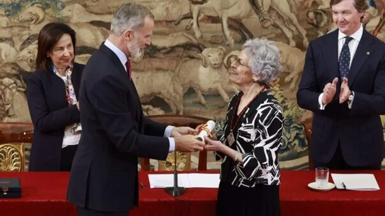  El Rey, Felipe VI, entrega el galard&oacute;n a la historiradora estadounidense, Carla Rahn Phillips, a 11 de octubre del 2024. - CASA DE S.M. EL REY 