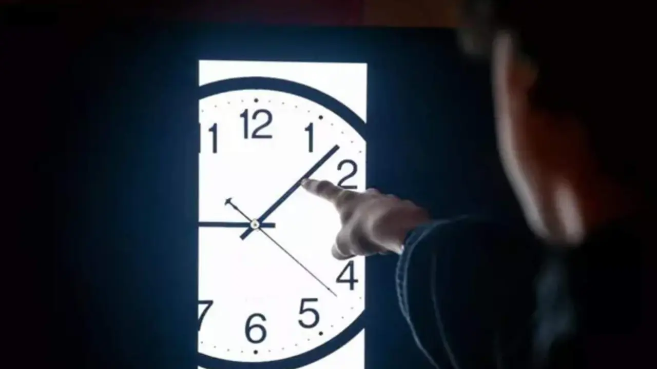  Archivo - Un joven se&ntilde;ala un reloj en una pantalla a 27 de octubre de 2021, en Madrid (Espa&ntilde;a).<br>- Ricardo Rubio - Europa Press - Archivo 