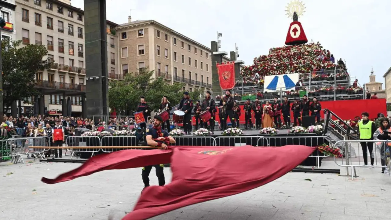  Un abanderado durante la Ofrenda floral a la Virgen del Pilar - Ram&oacute;n Comet - Europa Press 