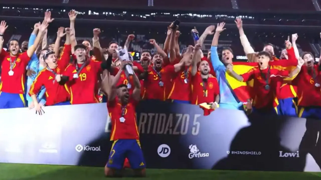  La Selecci&oacute;n Espa&ntilde;ola de Youtubers levantando el trofeo del Partidazo 5 